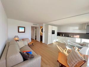 uma sala de estar com um sofá e uma mesa em Marjolaine luxury sea view, by Welcome to Cannes em Cannes