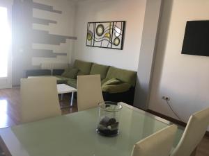 una sala de estar con una mesa y un sofá en A la Vera de Alarcón, en Motilla del Palancar