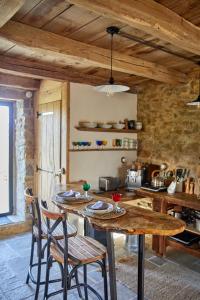 una cucina con tavolo e sedie in una stanza di Le Nid de la Breizhidence a Combourg