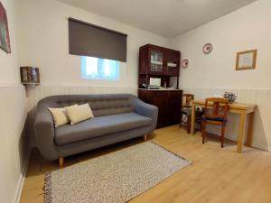 een woonkamer met een bank en een tafel bij Casa do Limoeiro 1 in Valezim