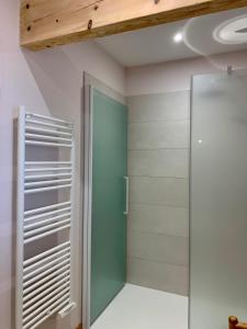 eine ebenerdige Dusche mit einer Glastür im Bad in der Unterkunft Gite de charme avec piscine - a charming cottage gite with swimming pool in Saint-Léonard