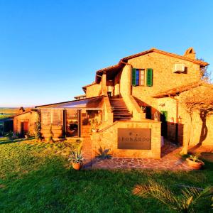 una casa con un cartel delante de ella en LEONÄRDO Guests House en Panicale