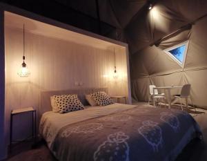 um quarto com uma cama grande numa tenda em Nature Nest Aljezur em Aljezur