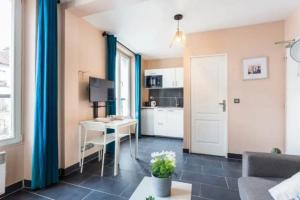 um pequeno apartamento com uma cozinha e uma sala de estar em CMG - Résidence Edouard Vaillant em Pantin