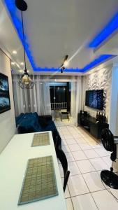 un salon avec des lumières bleues au plafond dans l'établissement Apartamento Home Practice Flat, à São Luís