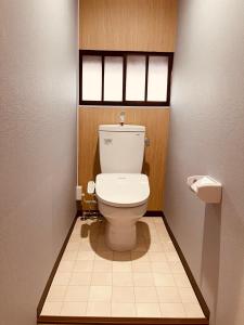 baño con aseo blanco en una habitación en 難波心斎橋10minutes民宿2号室 en Osaka