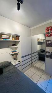 um quarto com uma cama num quarto em Apartamento Home Practice Flat em São Luís