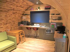 - une cuisine avec une table et un comptoir dans l'établissement Kendoon Cabin, à Carsphairn