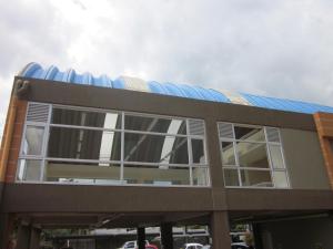 un edificio con techo azul encima en Apartamento terrazas de cajica, en Cajicá