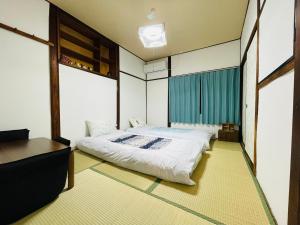 Giường trong phòng chung tại 難波心斎橋10minutes民宿2号室