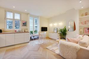 un salon avec une cuisine et une salle à manger dans l'établissement Comfy Suite by Les Maisons de Charloc Homes, à Boulogne-Billancourt