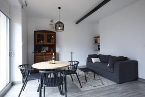 salon ze stołem i kanapą w obiekcie Maison SYRAH w mieście Condrieu