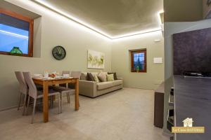 ein Wohnzimmer mit einem Tisch und einem Sofa in der Unterkunft La Casa dell'Olmo - Suite Apartment Cuneo in Cuneo