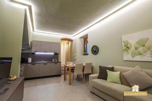salon i kuchnia z kanapą i stołem w obiekcie La Casa dell'Olmo - Suite Apartment Cuneo w mieście Cuneo +26 zdjęć