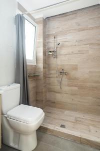 y baño con aseo y ducha. en KUKAKI ESTATE 1, en Atenas