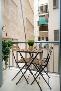 stół i 2 krzesła na balkonie w obiekcie KUKAKI ESTATE 1 w Atenach