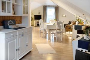een keuken en een woonkamer met een tafel en stoelen bij Haus Ruth in Hörden