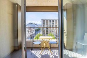 d'un balcon avec une table et des chaises offrant une vue sur la ville. dans l'établissement Arsenaux Residence by Homenhancement, à Fribourg