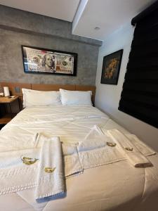 ein Schlafzimmer mit einem Bett mit Handtüchern darauf in der Unterkunft Hotel La Serena in Maresias