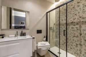 a bathroom with a shower and a toilet and a sink at Bonito Loft en Barrio de Chamberi Quevedo I in Madrid