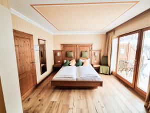 Tempat tidur dalam kamar di Landhaus Talblick- Boutique B&B-Pension-Gästehaus