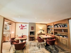 a living room with two tables and chairs at Landhaus Talblick- Boutique B&B-Pension-Gästehaus in Brotterode-Trusetal