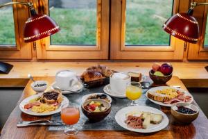 stół z talerzami jedzenia śniadaniowego i dwoma lampami w obiekcie Bellevue w mieście Les Gets