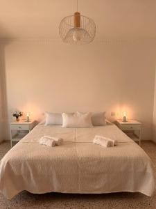 1 dormitorio con 1 cama grande y 2 mesas en Ten minutes from airport en Vecindario