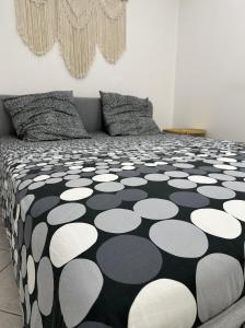 卡爾特漢的住宿－Cast'Azur - Appartement T3，卧室配有带枕头的黑白床。