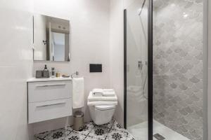 a bathroom with a shower and a toilet and a sink at Apartamento para 4 en Chamberi Quevedo V in Madrid