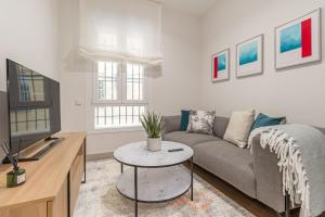 a living room with a couch and a table at Apartamento para 2 en Chamberi Quevedo IV in Madrid