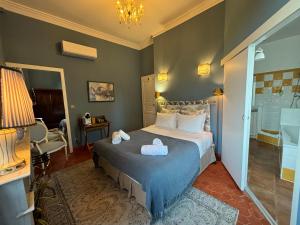 - une chambre avec un lit et 2 serviettes dans l'établissement Château de Roquelune, à Pézenas