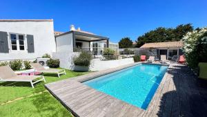 una piscina en el patio de una casa en Superbe villa avec piscine chauffée, proche mer, en Ars-en-Ré