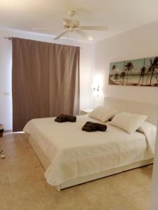 - une chambre avec un grand lit blanc et 2 oreillers dans l'établissement CASA PARAISO, à Arona