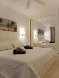 sypialnia z dużym białym łóżkiem z lustrem w obiekcie CASA PARAISO w Aronie
