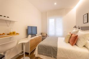 Un pat sau paturi într-o cameră la Small Loft for 2 in Chamberi Quevedo II