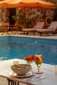 una mesa con un tazón de comida y una copa de vino en Casa Del Val- Villa Maria en San Bernardino