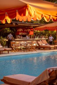 una piscina con sedie e un bar sullo sfondo di Casa Del Val- Villa Maria a San Bernardino