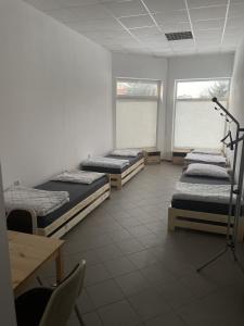 Postel nebo postele na pokoji v ubytování Noclegi Pracownicze LAZUR + 11 fotografií