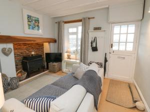 uma sala de estar com um sofá e uma lareira em 6 Hillside Terrace em Dartmouth