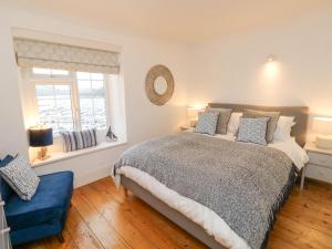 um quarto com uma cama grande e uma janela em 6 Hillside Terrace em Dartmouth