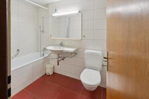 een badkamer met een toilet en een wastafel bij Mountain whisper-4 pers. in Zermatt