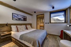 シャモニー・モンブランにあるChalet Silver Forestのベッドルーム1室(ベッド1台付)、山の景色を望む窓が備わります。 +29枚の写真