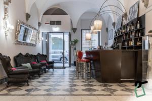 - un bar avec des chaises et un comptoir dans une pièce dans l'établissement HOTIDAY Hotel Firenze Centro, à Florence