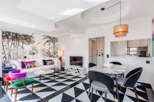a living room with a table and chairs at Paseo del Prado III Museum area for two in Madrid