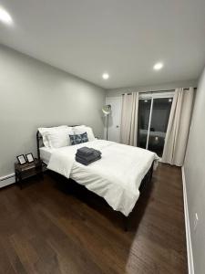 מיטה או מיטות בחדר ב-Cozy 2 BR suite, 10 min to NYC &Times Sq