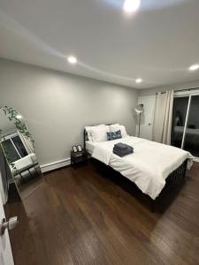 a bedroom with a large bed and a mirror at Cozy 2 BR suite, 10 min to NYC &Times Sq in West New York