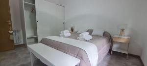 - une chambre avec un grand lit et 2 oreillers blancs dans l'établissement Cactus Tempo, à Esquel