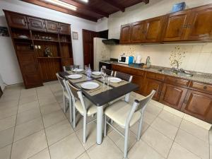 una cocina con mesa y sillas. en Casa Quinta La Falda Cordoba en La Falda
