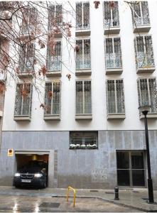 un coche aparcado delante de un edificio en Alhamar Granada centro, en Granada